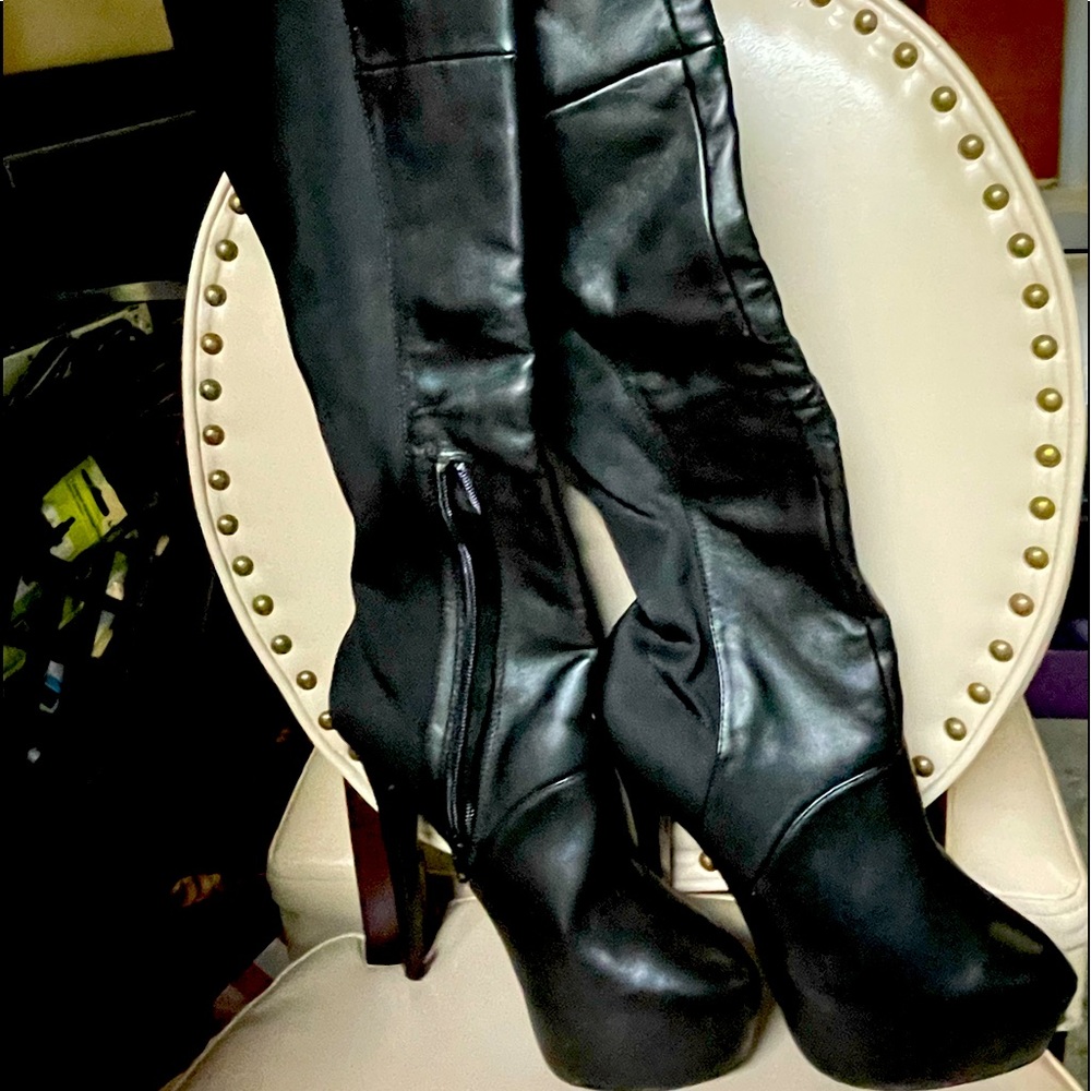 Nice black heeled boots , never worn .